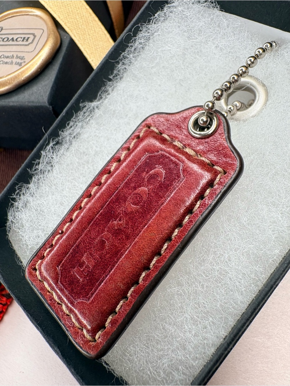 𝑅𝑎𝑟𝑒 Y2K 𝑉𝑖𝑛𝑡𝑎𝑔𝑒 Coach Bordeaux Burnished Leather Leather Hang Tag Bag Charm
